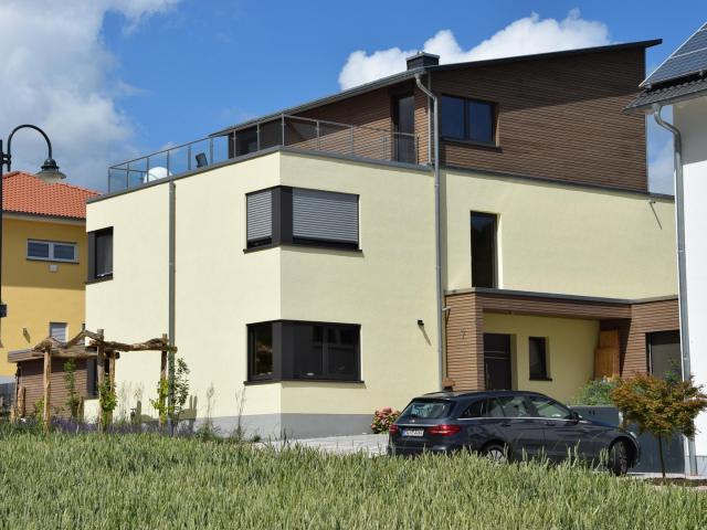 Provisionsfrei Architektur trifft Natur: Lichtdurchflutetes Holzhaus mit Traumgarten & Fernblick