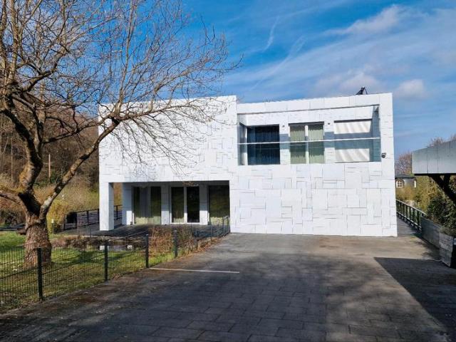 PROVISIONSFREI: Architekten Villa mit Ferienwohnung im Taunus