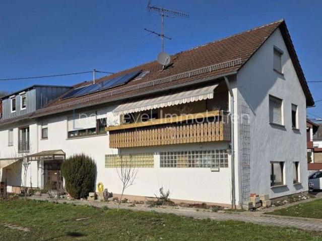PROVISIONSFREI: Ausbaufähiges Einfamilienhaus in Grenzbauweise, 3 Garagen und Garten