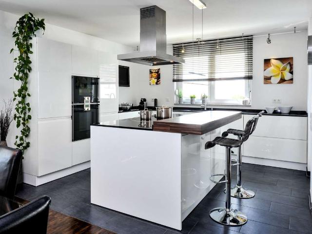 Provisionsfrei & Bezugsfrei: Hochwertige 4 Zimmerwohnung in guter Lage mit Loggia, Keller, TG