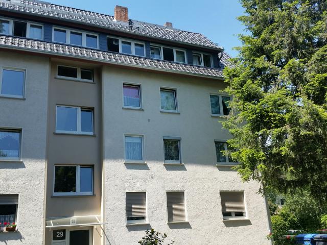 PROVISIONSFREI – Bezugsfreie 3 Zimmer DG Wohnung mit Stellplatz in zentraler Lage