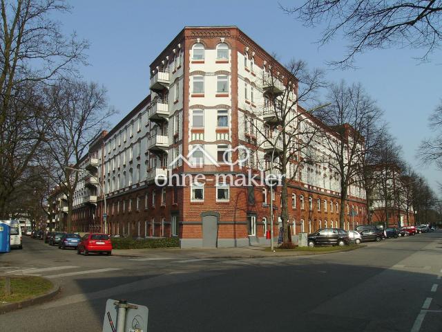 PROVISIONSFREI: Charmante Altbauwohnung mit Balkon ins Grüne und Tageslichtbad, zentral und ruhig