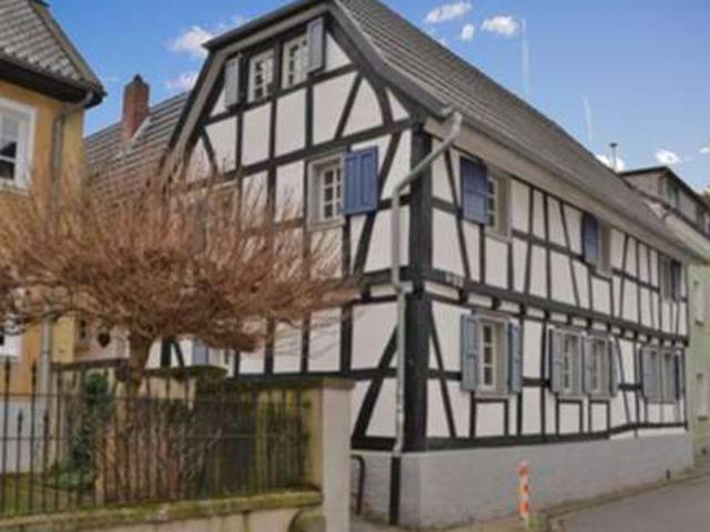 Provisionsfrei: Charmantes Fachwerkhaus mit vermietetem Hinterhaus in Oberkassel zu verkaufen