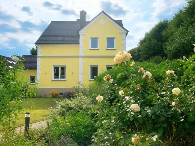 PROVISIONSFREI: Charmantes Zweifamilienhaus mit großem Grundstück