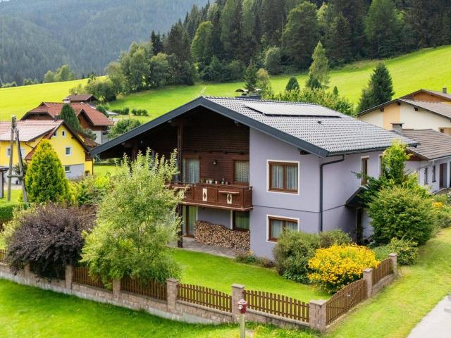 Provisionsfrei Einfamilienhaus mit ca. 195 m² Wohnfläche, großem Garten & 82 m² Garagen / Nebengebäude