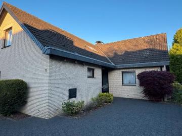 Provisionsfrei: Einfamilienhaus mit Einliegerwohnung, 2 Garagen