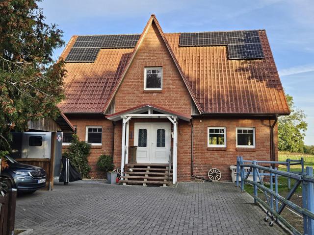 Provisionsfrei! Einfamilienhaus nicht nur für Pferdeliebhaber interessant