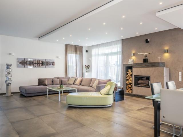 Provisionsfrei* Exklusives Einfamilienhaus auf einer Ebene mit Pool und Doppelgarage