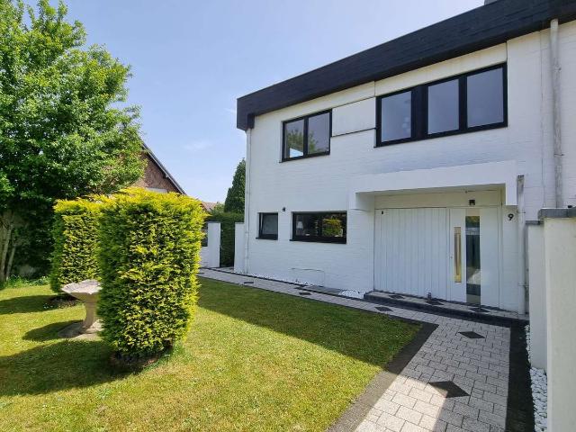 Provisionsfrei Exklusives Wohnen mit Pool, Einliegerw. & hochwertiger Ausstattung in ruhiger Lage