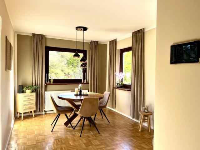 Provisionsfrei: Feldrand Idylle trifft Smart Home – Vollklima, PV & sehr niedrige Energiekosten