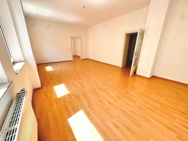 Provisionsfrei – Freie und gepflegte 6 Zimmer Wohnung in Nürnberg