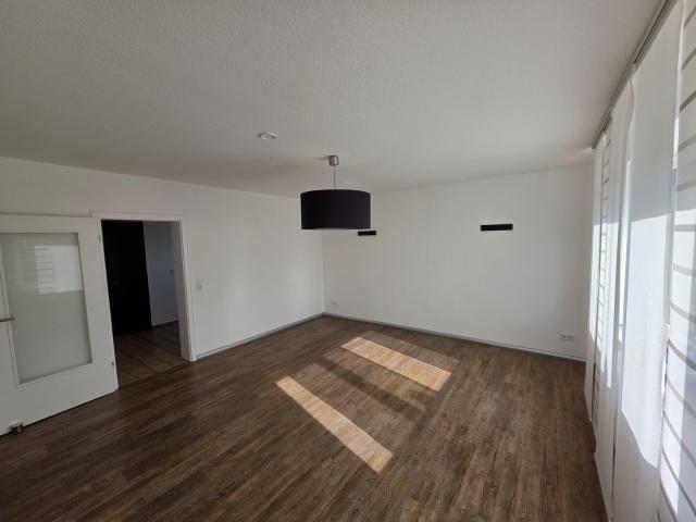 Provisionsfrei: Frisch sanierte 3 Zimmer Wohnung mit Südbalkon & Stellplatz – sofort bezugsfrei!