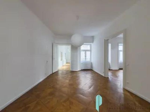 Provisionsfrei für den Mieter Charmante 4,5 Zimmerwohnung in stilvollem Altbau WG geeignet