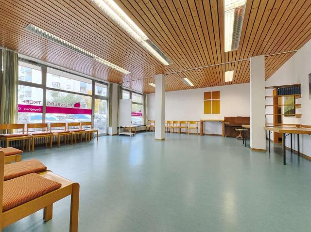 Provisionsfrei! Gewerbefläche Praxis Büro oder Wohnung mit EBK & 3 Außenstellplätzen