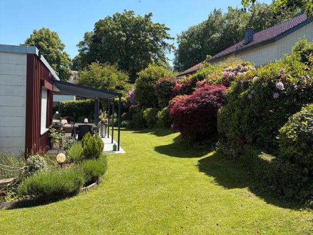 Provisionsfrei! Großzügiger Bungalow mit Einliegerwhg. in Detmold