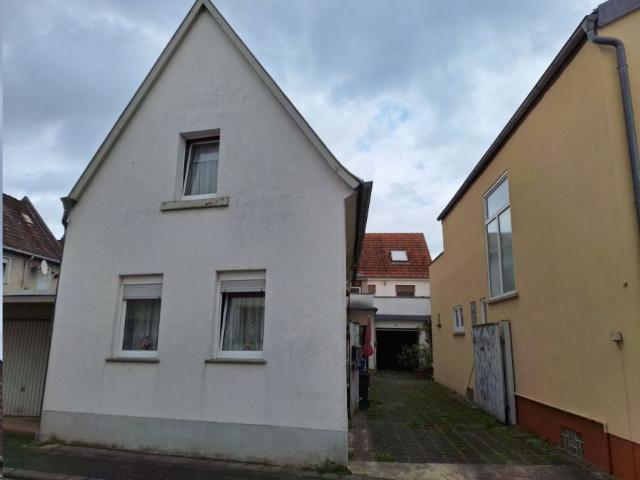 Provisionsfrei* Großzügiges Zweifamilienhaus mit Hof, Garten und viel Potenzial