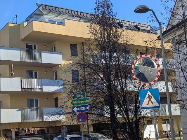Provisionsfrei: Helle 3 Zimmer Wohnung  Tiefgaragenplatz inkl.  teilweise überdachter Balkon