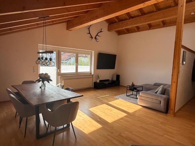Provisionsfrei: Helle 3 Zimmer DG Wohnung mit Sichtbalken EEK: B