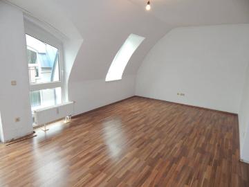 PROVISIONSFREI Helle und ruhige Terrassenwohnung mit Tiefgaragenplatz