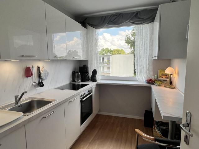 Provisionsfrei Helle Endetagenwohnung mit Balkon, fußläufig zur AKN Station