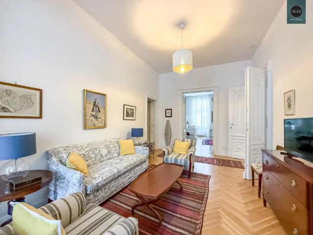 Provisionsfrei: Hietzinger Zentrum Großzügige Altbauwohnung mit Balkon in absoluter Bestlage!