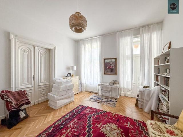 Provisionsfrei: Hietzinger Zentrum Großzügige Altbauwohnung mit Balkon in absoluter Bestlage!