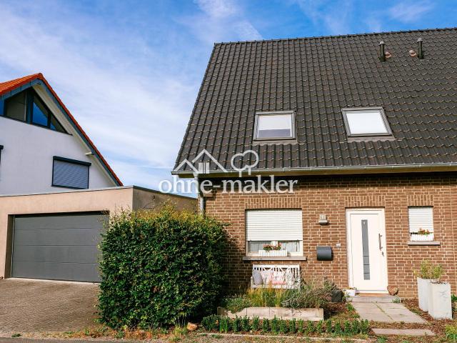 Provisionsfrei! Individuelle Split Level DHH, mit Doppelgarage und Weitblick!