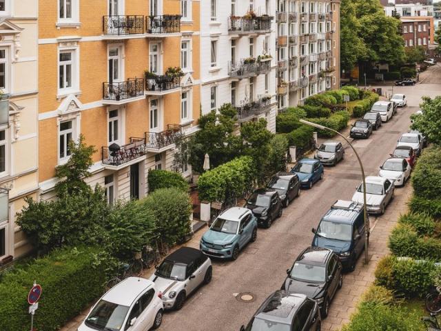 Provisionsfrei: Lichtdurchflutete 3 Zi Endetage mit großem Südwest Balkon | Eppendorf/Hoheluft Ost