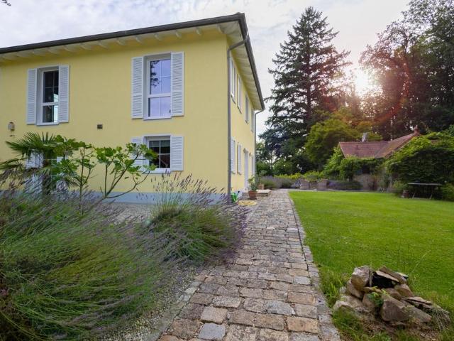 Provisionsfrei: Mediterrane Villa am Waldrand mit Atelier