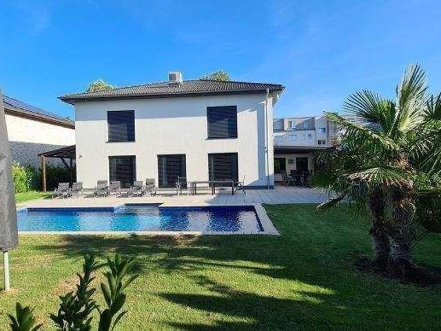 Provisionsfrei, Möblierte, moderne Stadtvilla mit Pool in ruhiger Lage mit Garage