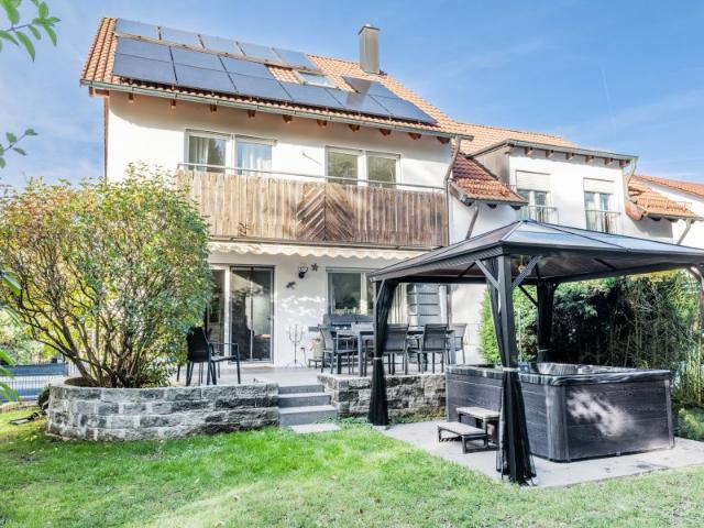 Provisionsfrei* Moderne, großzügige Doppelhaushälfte mit Einliegerwohnung, Garten, Carport, Solaranlage, Sauna & Jacuzzi, bezugsfrei