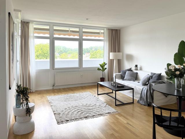 PROVISIONSFREI | Modernisierte 2 Zimmer Wohnung mit Fernblick, großem Balkon & Einzelgarage