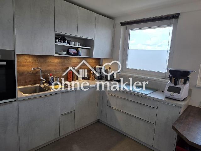 Provisionsfrei: modernisierte 2 Zimmer Wohnung mit Fernblick, Küche & Stellplatz