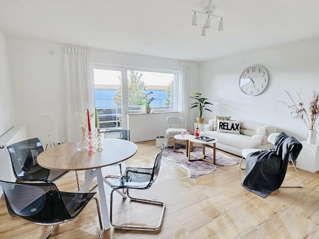 Provisionsfrei! Modernisierte 4 Zimmer Wohnung mit großem Balkon. Energetisch saniert!