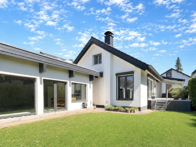 Provisionsfrei* Modernisiertes Einfamilienhaus mit 85 m² Anbau, Panorama Kamin, Sauna, Garten am Naturschutzgebiet