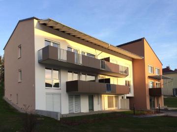 Helle 3 Zimmer Wohnung mit Balkon, Küche & Carportparkplatz geförderte Miete 3 Zimmer
