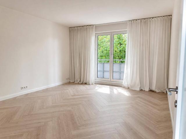 Provisionsfrei: Renovierte 3 Zimmer Wohnung mit Balkon und KFZ Stellplatz