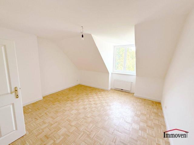 PROVISIONSFREI SANIERT ERSTBEZUG: eine sehr gut angelegte und helle 2 Zimmerwohnung im Dachgeschoss mit Eigengarten und zusätzlichen GOODIES!