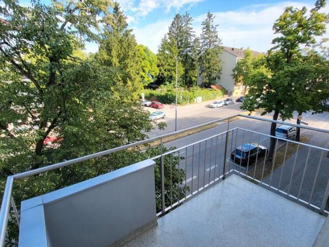 Provisionsfrei: sanierte 2 Zimmer Wohnung mit Balkon