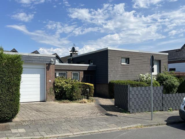 PROVISIONSFREI! Sanierungsbedürftiger Bungalow nahe Schlebusch mit erheblichen Aufstockungspotenzial