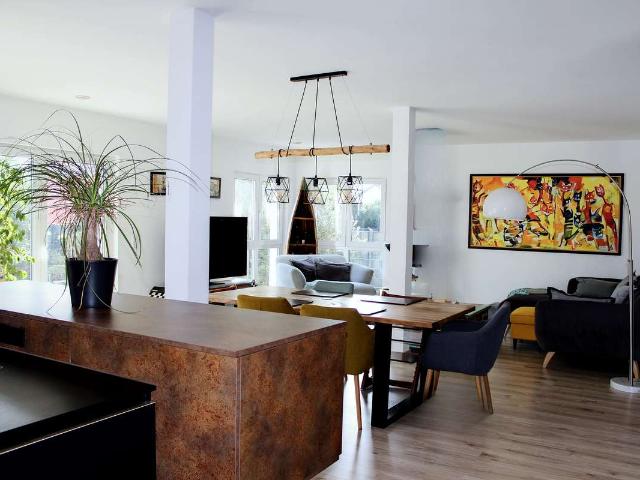 Provisionsfrei: Stadtvilla A+ mit Designerküche und Garten im Ortskern von Huchenfeld