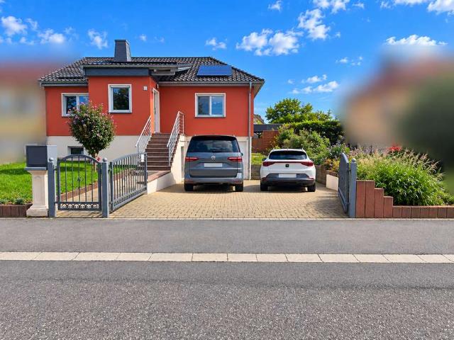 Provisionsfrei: Stilvolles Wohnen an der Elbe – uneinsehbarer Garten, Pool & PV Anlage
