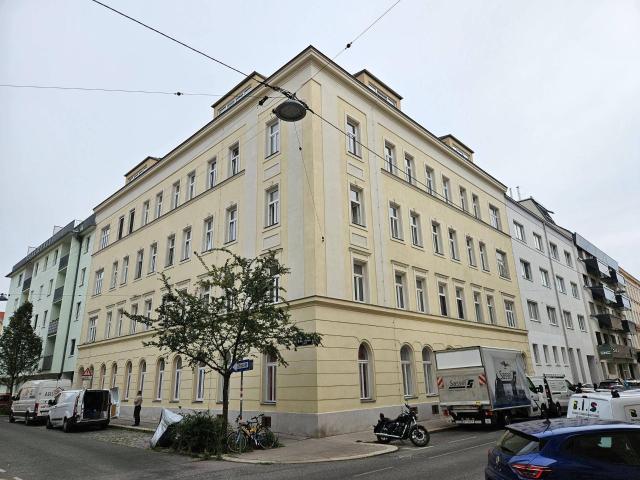 Provisionsfreie 2 Zimmer Altbauwohnung mit Lift und Einbauküche