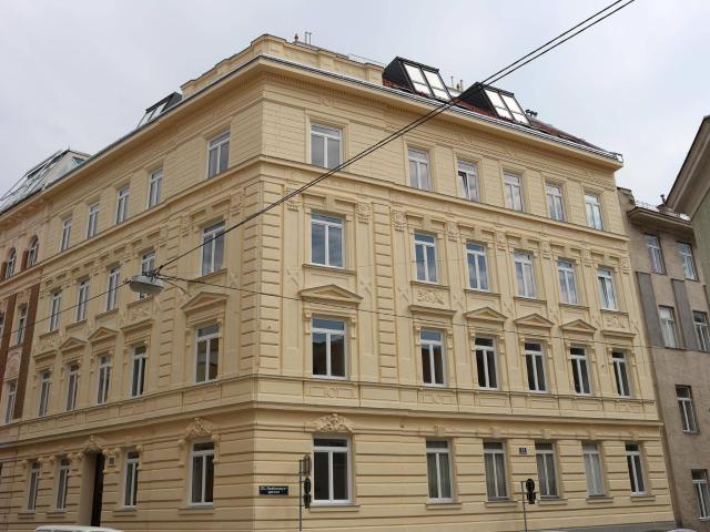 Provisionsfreie 2 Zimmer Wohnung in wunderschönem Altbau mit Aufzug und Einbauküche
