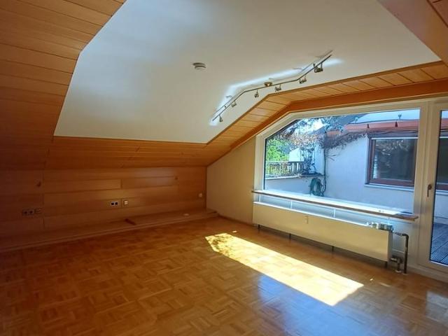 Provisionsfreie 4,5 Zimmer Wohnung mit Dachterrasse und Garage in