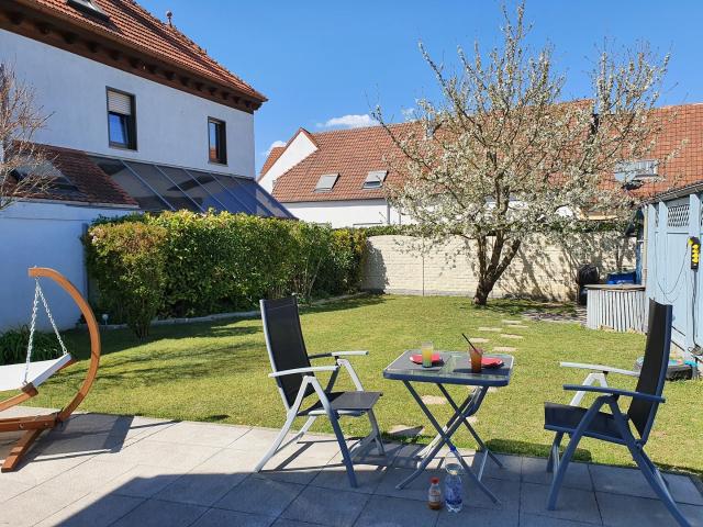 Familienfreundliche provisionsfreie / bezugsfertige 5,5 Zimmer DHH mit Garten und Doppelcarport