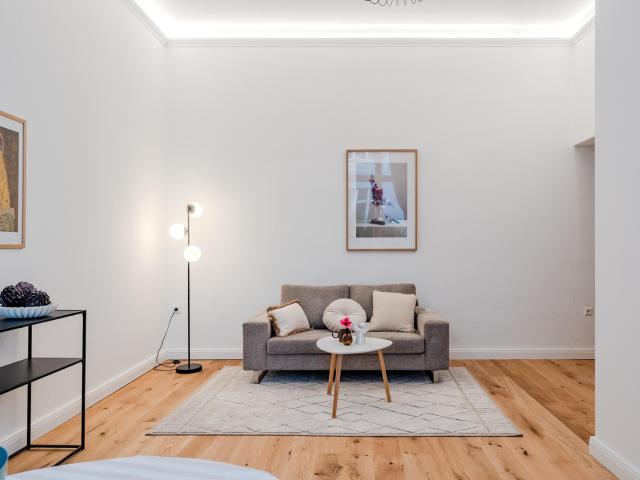 Provisionsfreie bezugsfreie renovierte 2 Zimmer Altbauperle in hersschaftlichem Altbau am Kudamm
