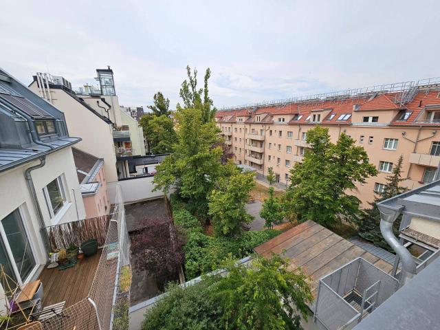 Provisionsfreie DG Wohnung mit Terrasse in wunderschönen Innenhof