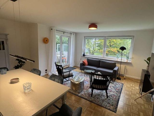Provisionsfreie hochwertig modernisierte 4 Zimmer Wohnung mit Balkon, Gäste WC & Keller