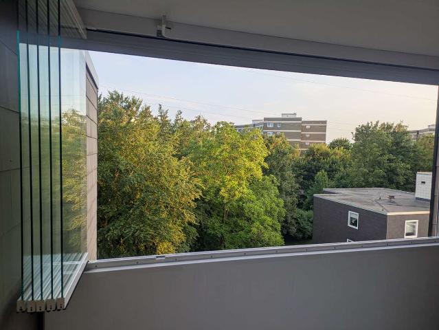Provisionsfreie, helle 3 Zimmer Dachgeschosswohnung mit verglaster Loggia, Blick ins Grüne & Aufzug